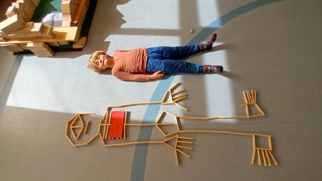 🧐 Groep 1/2 werkt over 'Mijn lijf' en deze leerling maakte zelf van latjes een prachtig groot skelet! #noorderbasis