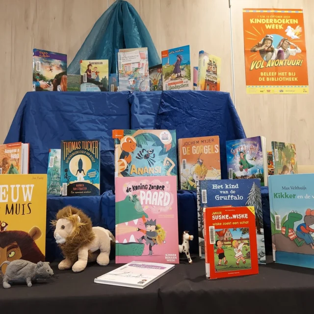 📚 Vandaag begint de Kinderboekenweek met het thema 'Vol avontuur!' Op school heeft onze leescoördinator een speciale leestafel ingericht a.d.h.v. dit thema. En al meerdere leerlingen hebben erbij gestaan om de boeken te bekijken en door te bladeren. Soms ontstaan er spontane gesprekjes, zoals: 'Oh, dat boek heb ik vorig jaar gelezen. Die is heel leuk!'. Ook kunnen de leerlingen deze week meedoen aan een verhalenwedstrijd waarbij ze een verhaal vol avonturen mogen schrijven dat zich afspeelt rondom 'De Aeolus' (de korenmolen die naast onze school staat). Veel leerlingen zijn hier al druk mee bezig! We zijn benieuwd naar alle inzendingen! 🧐#kinderboekenweek #onderdewiekenoldehove #oldehove #noorderbasis