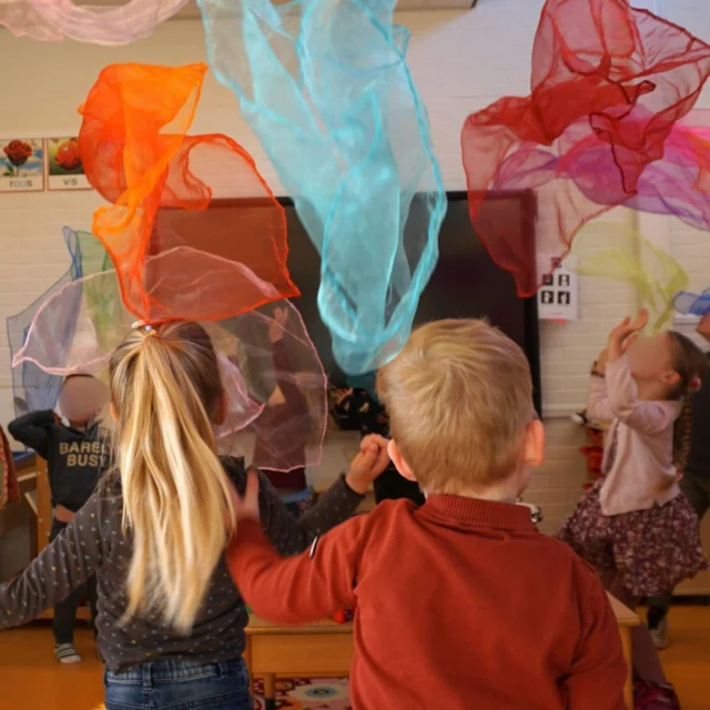 ✨ Kick-off cultuurdag op Onder de Wieken! ✨Vandaag zijn we gestart met het nieuwe culturele programma, mogelijk gemaakt door de Gelijke Kansen Alliantie. Een dag helemaal gevuld met theater, dans, kunst én een swingende djembé-workshop voor de bovenbouw! 🥁🎨💃Onze leerlingen genoten volop en lieten hun creativiteit stralen.Projectleider Gonda Jonker organiseerde deze prachtige dag en is verantwoordelijk voor de invulling van het hele culturele programma.Vanaf nu krijgen alle groepen wekelijks cultuurlessen — we kunnen niet wachten! 🤩#onderdewiekenoldehove #Cultuureducatie #GelijkeKansenAlliantie #KunstEnCultuur #Oldehove#noorderbasis